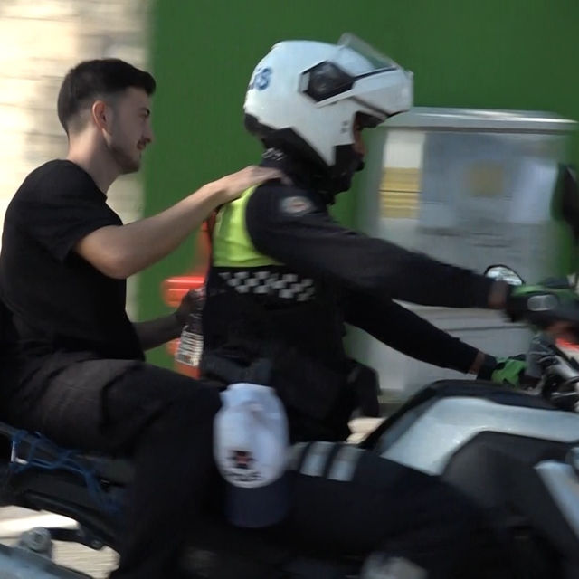 Kimliğini unutan genç için anne ve polis seferber oldu