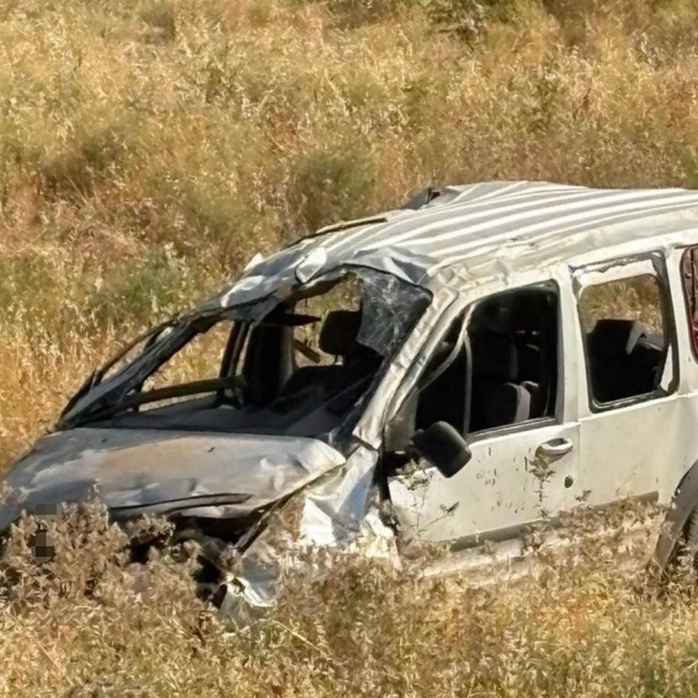 Siirt'te hafif ticari araç takla attı: 1 yaralı