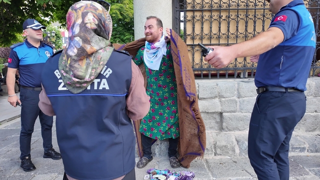 Dilenci kılığına giren tiyatrocudan zabıtalara sürpriz kutlama