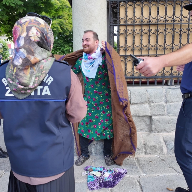 Dilenci kılığına giren tiyatrocudan zabıtalara sürpriz kutlama