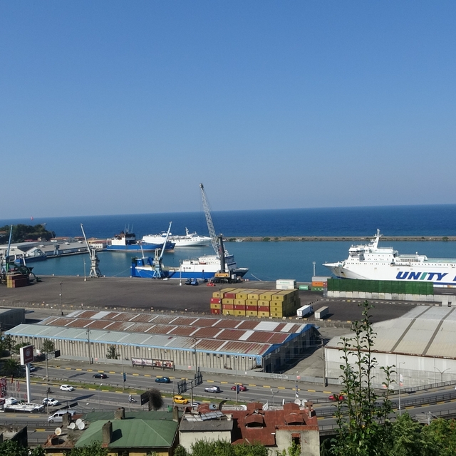 Dron saldırısına uğrayan Ro-Ro gemisi Trabzon Limanı'na demirledi