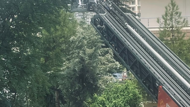 Diyarbakır'da korkutan yangın: Mahsur kalan çocuklar itfaiye merdiveni ile kurtarıldı