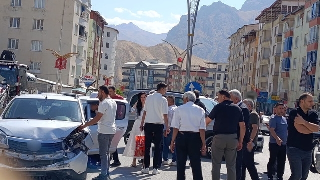 Hakkari'de iki araç çarpıştı: 1 yaralı