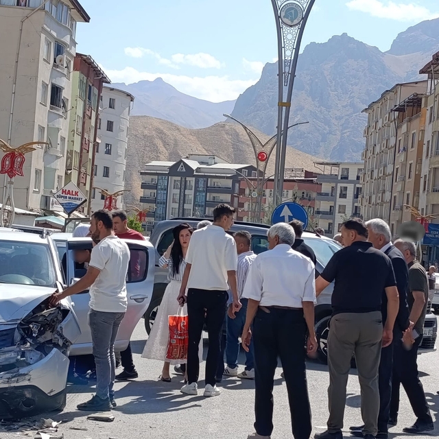 Hakkari'de iki araç çarpıştı: 1 yaralı