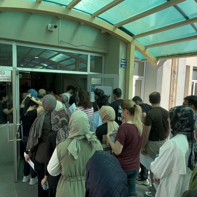 Hastanede tedavi gördüğü yatağından kalktı, kızına destek olmak için sınav...
