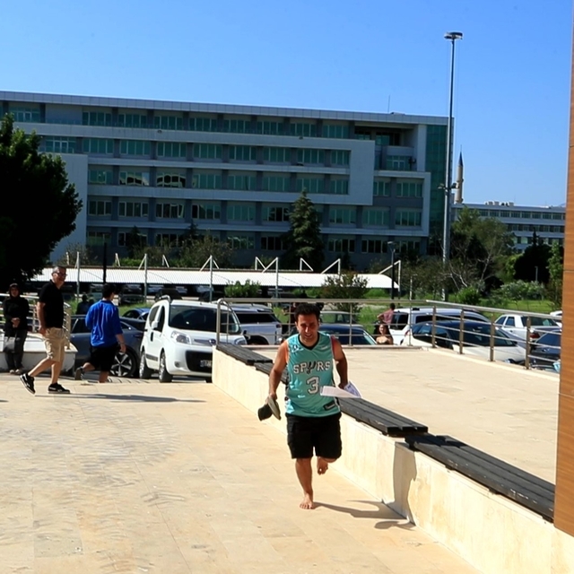 Kan ter içinde elide terlikle yalınayak koşarak geldiği sınavı saniyelerle...