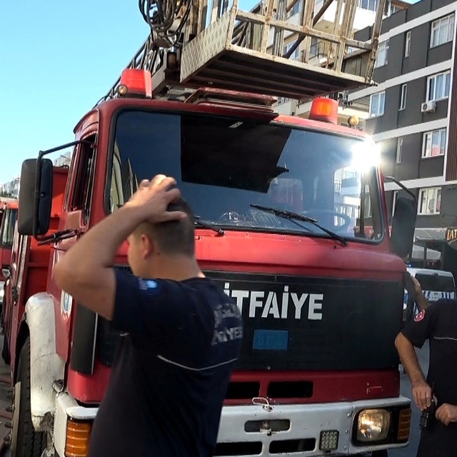 Antalya'da evin mutfağında çıkan yangında evde bulunan 3 kişi dumandan etki...