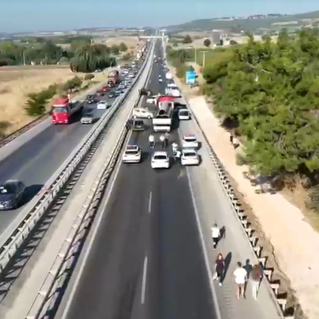 Deposu delinen TIR'dan dökülen mazot zincirleme kazaya yol açtı; 4 yaralı