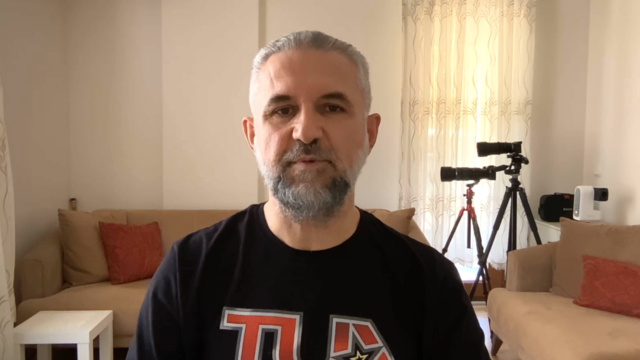 Beyaz önlükten teleskoba uzanan gökyüzü tutkusu
