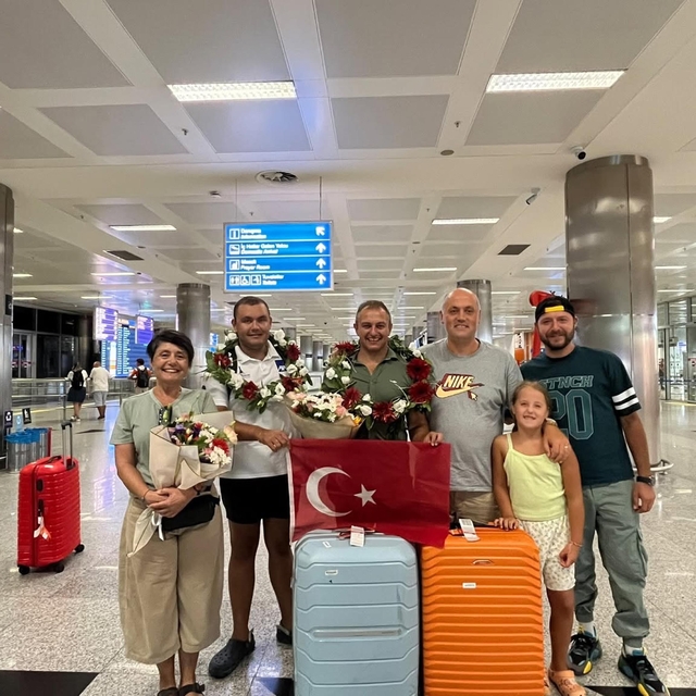Milli yüzücü Tuna Tunca'ya coşkulu karşılaşama