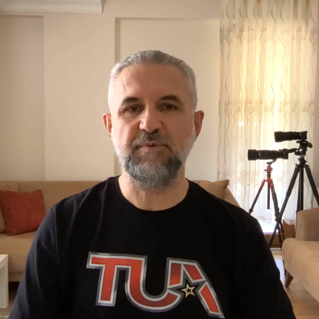 Beyaz önlükten teleskoba uzanan gökyüzü tutkusu