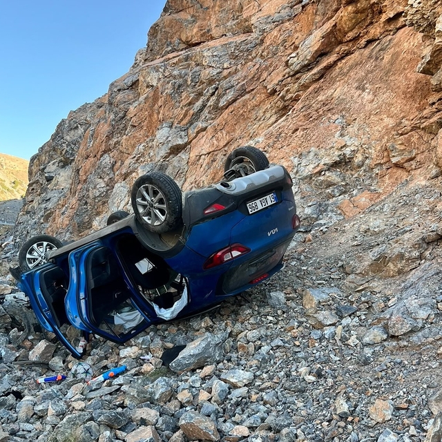 Otomobil şarampole yuvarlandı: 1'i çocuk 5 kişi yaralandı