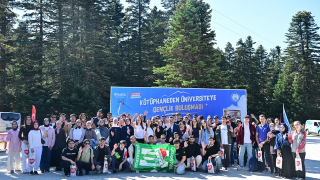 Uyumayan kütüphaneden üniversiteye
Başkan Yılmaz, kütüphanelerde çalışarak üniversite kazanan gençlerle zirvede buluştu
