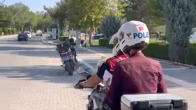 Elazığ'da KPSS sınavına geç kalanların yardımına polisler yetişti