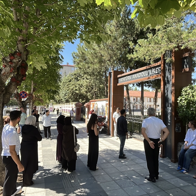 Çorum'da KPSS heyecanı: Adaylar içeride, aileler dışarıda ter döktü