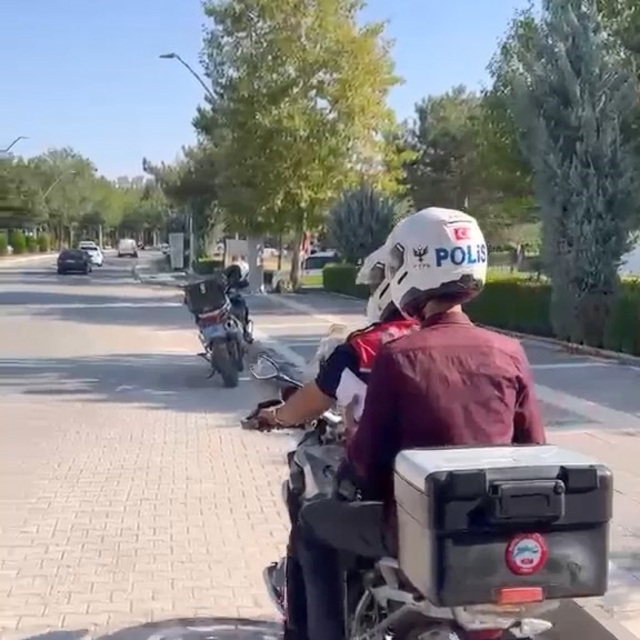 Elazığ'da KPSS sınavına geç kalanların yardımına polisler yetişti