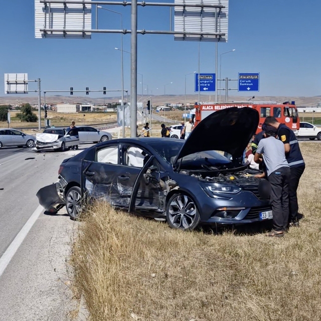 Çorum'da iki otomobil çarpıştı: 5 yaralı