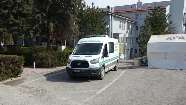 Hekimhan'da emekli öğretmen evinde ölü bulundu