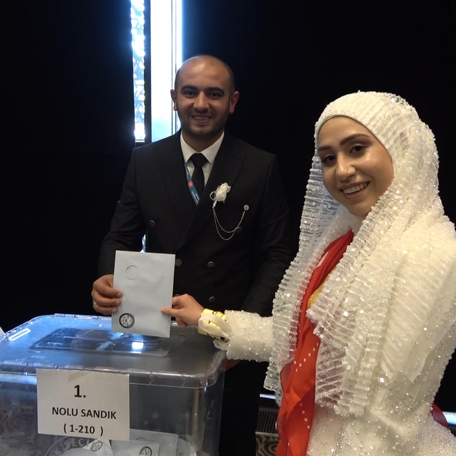 Gelin ve damat, MHP'nin kongresine katıldı