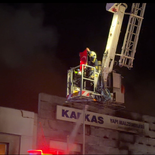 Eskişehir'deki bir işletmede yangın; TOMA da itfaiyeye destek verdi (2)