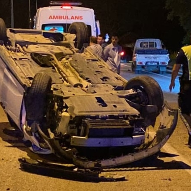Bursa'da kamyonetle otomobil çarpıştı: 2 yaralı