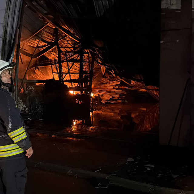 Eskişehir'deki bir işletmede yangın; TOMA da itfaiyeye destek verdi (3)