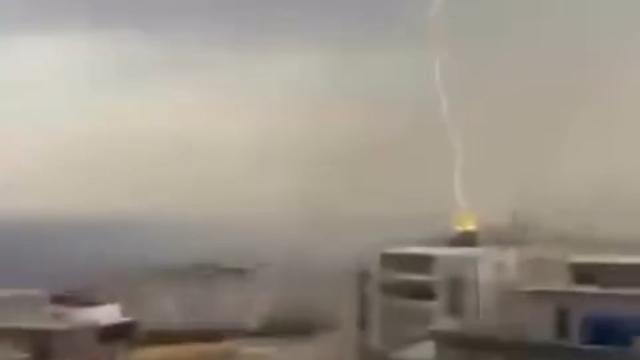 Şırnak'ta 8 katlı binaya yıldırım isabet etti; o anlar kamerada