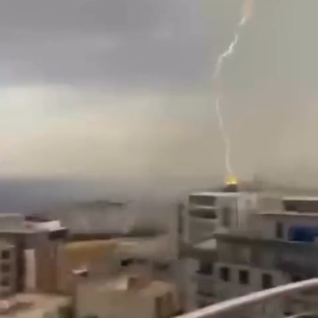 Şırnak'ta 8 katlı binaya yıldırım isabet etti; o anlar kamerada