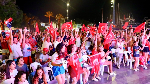 A Milli Kadın Voleybol Takımı'nın şampiyonluğu Bodrum'da coşkuyla kutlandı