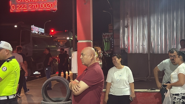Alevlere teslim olan iş yerlerini gözyaşlarıyla izledi
Sanayi sitesindeki yangında dükkan sahipleri ve vatandaşlar büyük üzüntü yaşadı