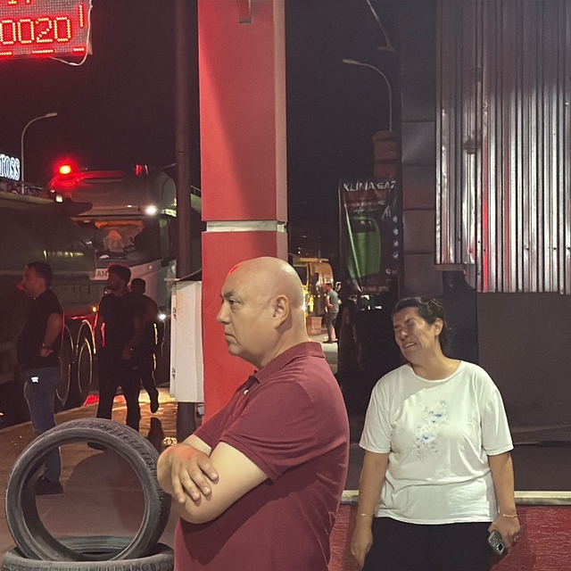 Alevlere teslim olan iş yerlerini gözyaşlarıyla izledi
Sanayi sitesindeki y...