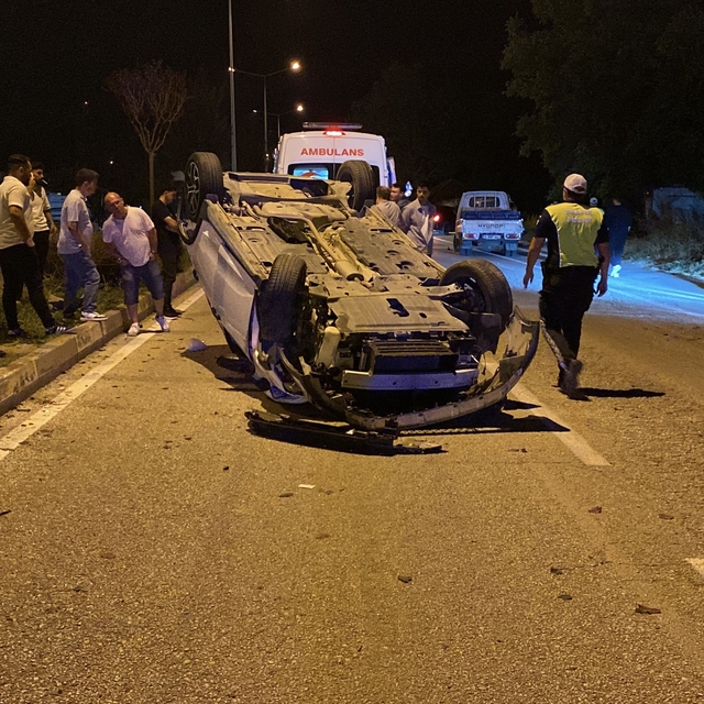 Kamyonetle çarpışan otomobil takla attı: 2 yaralı
