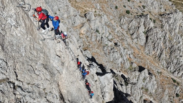Türkiye'de tek Kemaliye'de bulunan "Via Ferrata" parkuru adrenalin tutkunlarının rotası oldu