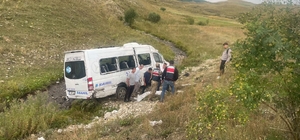 İspir'de yolcu minibüsü şarampole devrildi: 3 yaralı
