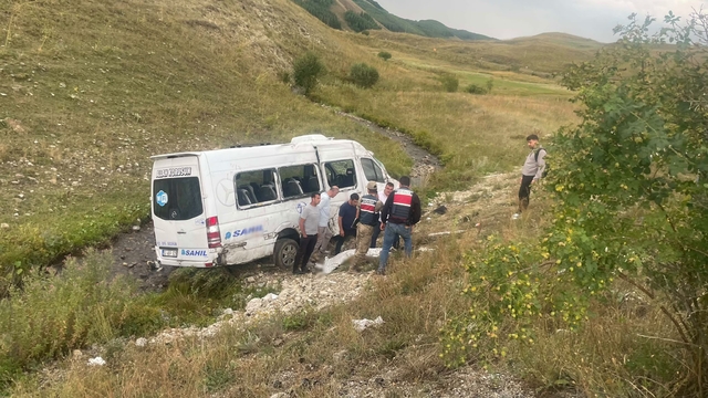 İspir'de yolcu minibüsü şarampole devrildi: 3 yaralı