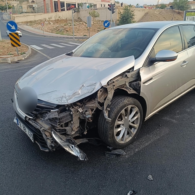 Mardin'de iki otomobil çarpıştı