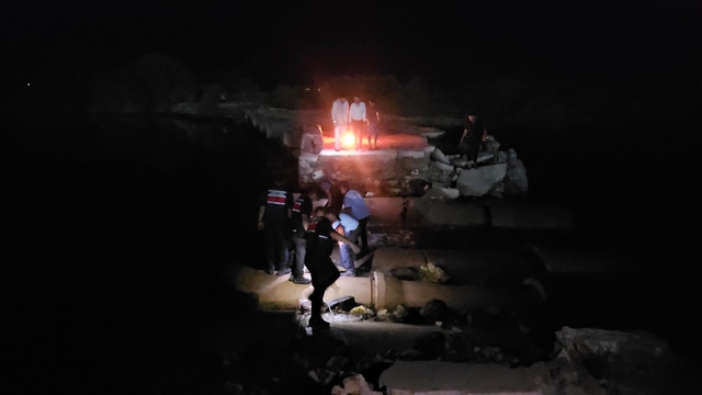 Karkamış'ta su seviyesi yükselince yıkık köprüde mahsur kalan 4 kişi kurtarıldı