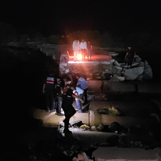 Karkamış'ta su seviyesi yükselince yıkık köprüde mahsur kalan 4 kişi kurtar...