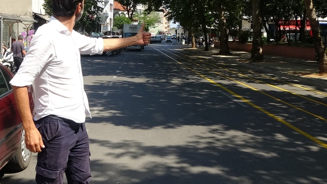 Kimi zaman otostop yaparak kimi zaman bisikletle 133 ülke gezdi
Bugüne kadar gerçekleştirdiği yolculuklarda farklı yöntemler kullandığını belirten Muammer Yılmaz, zaman zaman yürüyerek, zaman zaman otostopla 5 kıtayı gezdi
11 gün yemek yemeden 160 kilometre yürüdüğünü iddia eden Muammer Yılmaz:
"Her şeyim cebimde. Çantam yok. Altı yıldır diş fırçasıyla geziyorum"