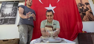 Ziyaretçiler, tarihi Germiyan Sokağı'nda çini sanatını deneyimliyor