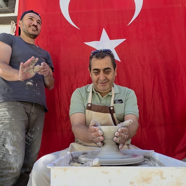 Ziyaretçiler, tarihi Germiyan Sokağı'nda çini sanatını deneyimliyor