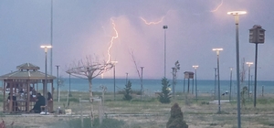 Van'da yağmur ve şimşekler geceyi aydınlattı