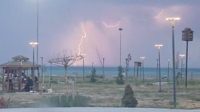 Van'da yağmur ve şimşekler geceyi aydınlattı