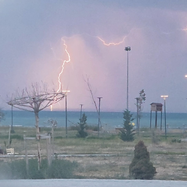 Van'da yağmur ve şimşekler geceyi aydınlattı