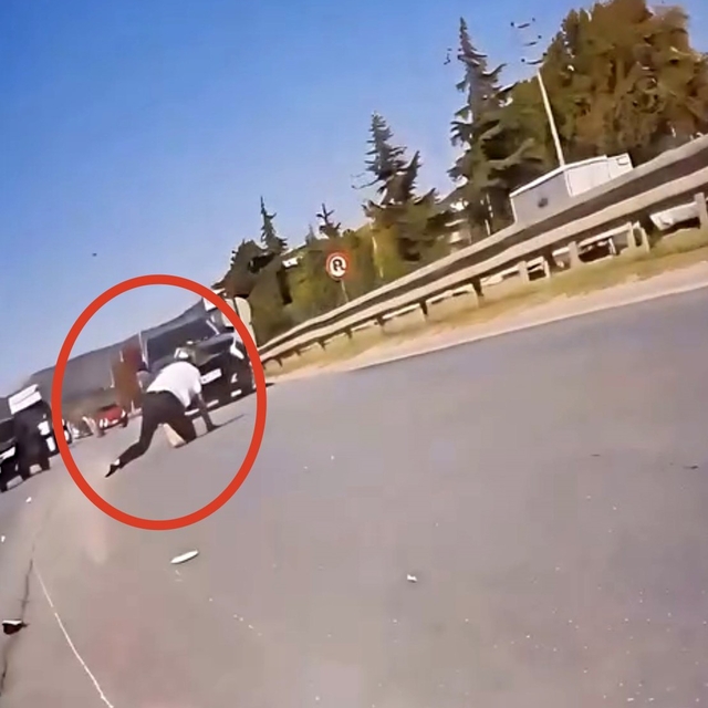 Kırmızı ışık ihlali yapan cipe motosiklet çarptı: Ölümden döndü