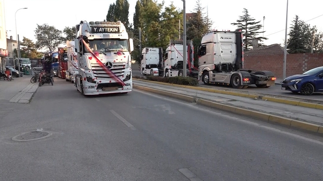 Evlenen yeğenine tır konvoyu sürprizi yaptı
Eskişehir'de yapılan tır konvoyunda ilginç görüntüler oluştu
Damat Baran Sir: "Bu mutlu günümüzde bizi yalnız bırakmadığı için amcama teşekkür ederim"
Amca Şener Yaman: "Damat şok oldu, onlara bir sürpriz olsun istedim"