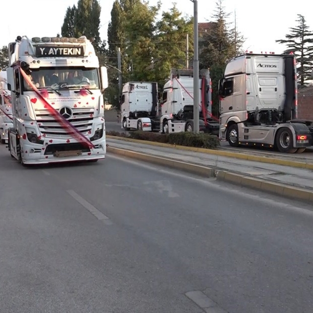Evlenen yeğenine tır konvoyu sürprizi yaptı
Eskişehir'de yapılan tır konvoy...