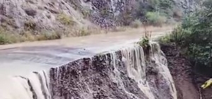 Posof'ta aşırı yağış sonrası sel meydana geldi, yol çöktü
Sağanak yağış köy...
