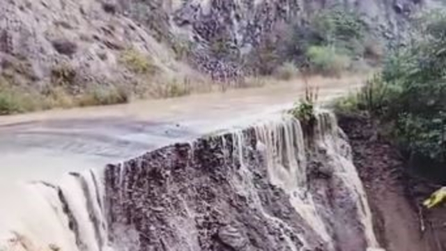 Posof'ta aşırı yağış sonrası sel meydana geldi, yol çöktü
Sağanak yağış köy yollarını göle çevirdi
Dolu yağışı köyü beyaza bürüdü