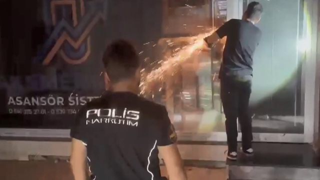 Kapı kilidi kesilerek içeri girildi, 2 milyon 296 bin adet uyuşturucu hap ele geçirildi